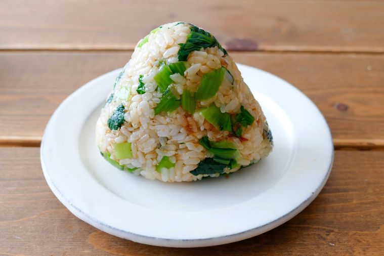 おひたし風おにぎりがのっている皿