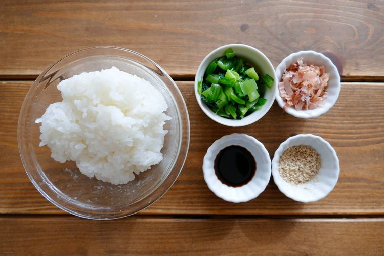 おひたし風おにぎりの材料が並ぶ木製テーブル
