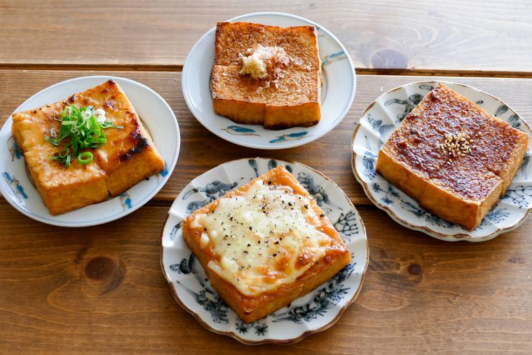 カリカリ厚揚げ4種類が並ぶ木製テーブル