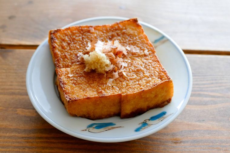 おろししょうがとかつおぶしをトッピングしたカリカリ厚揚げ