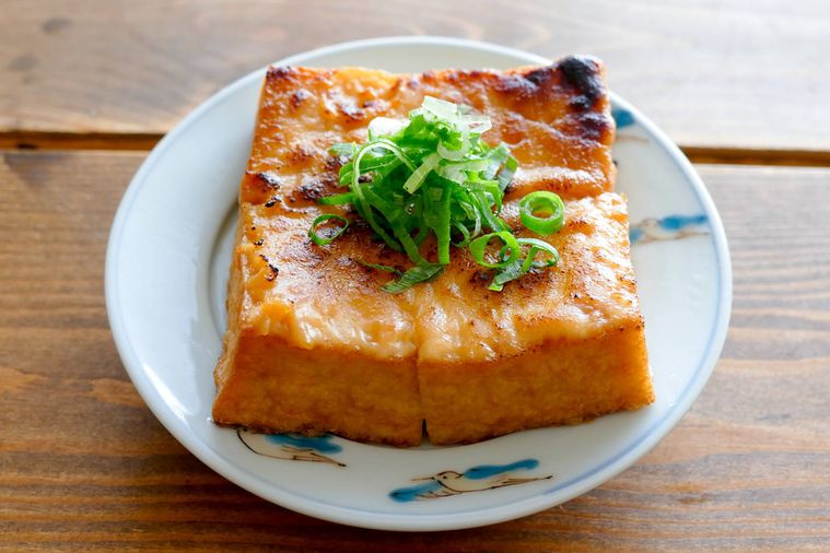 小口ねぎをトッピングしたみそマヨ厚揚げ