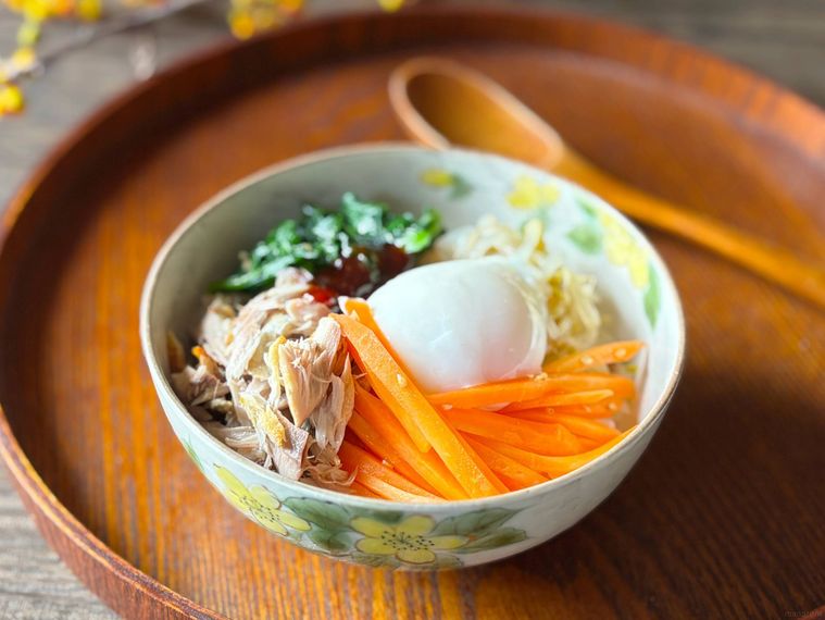 和皿に盛られた焼き鯖の韓国風ビビンバ風丼