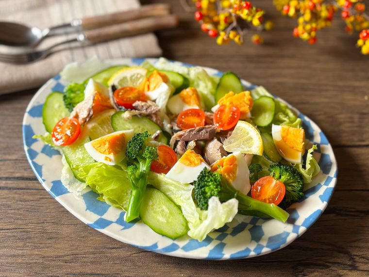 楕円の皿に盛られた焼き鯖のサラダボウル