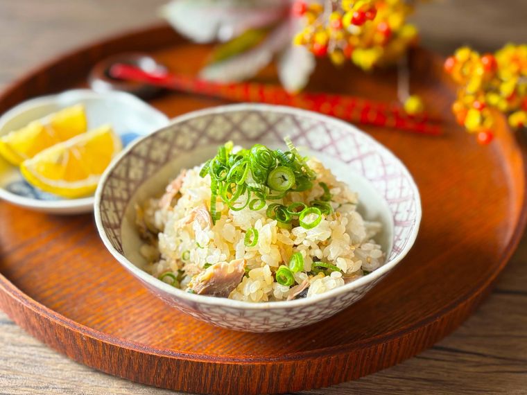 和皿に盛られた焼き鯖の混ぜご飯