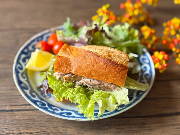 和皿に盛られた焼き鯖のバゲットサンド
