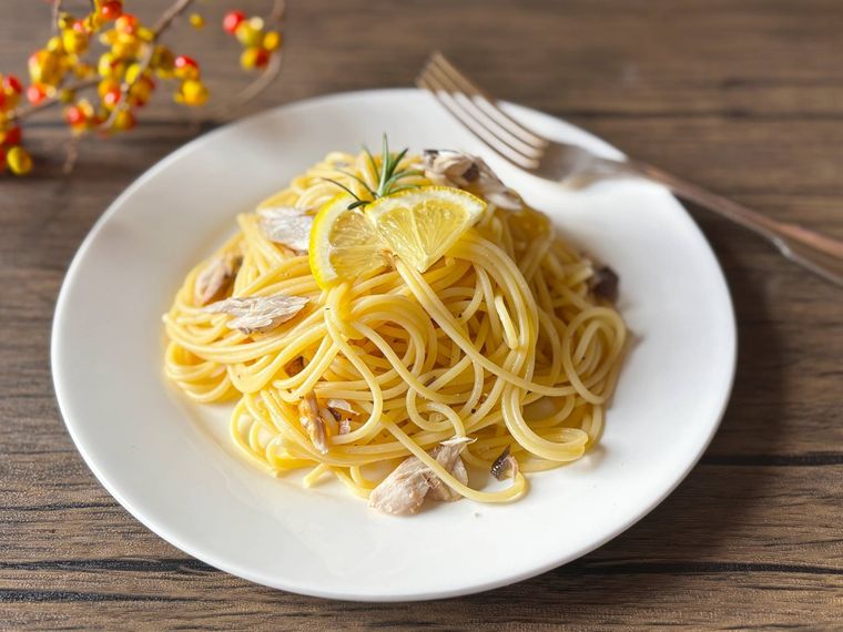 白色の丸皿に盛られた焼き鯖のレモンパスタ