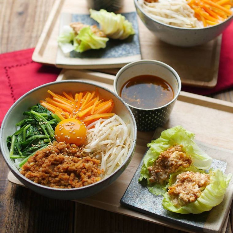 ビビンバやスープ、レタス包みのあるテーブル