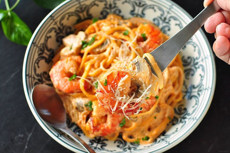 パスタを引き上げている