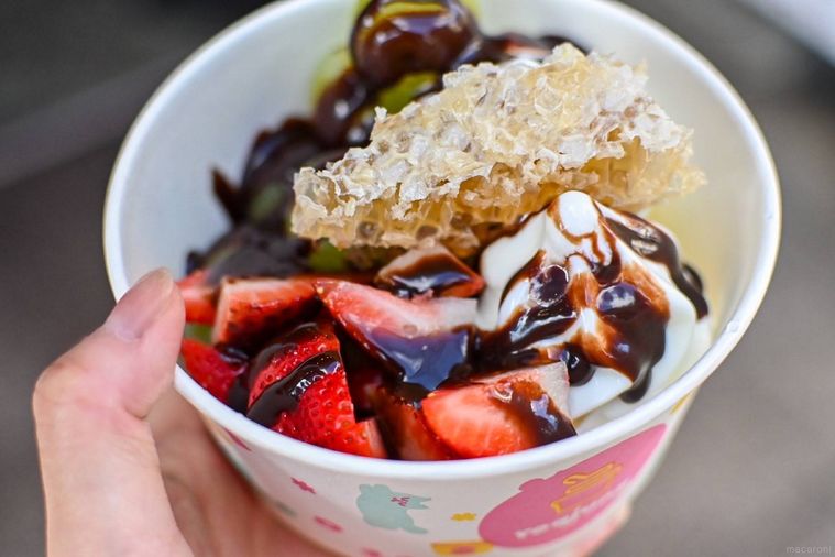 ヨアジョンを手に持っている