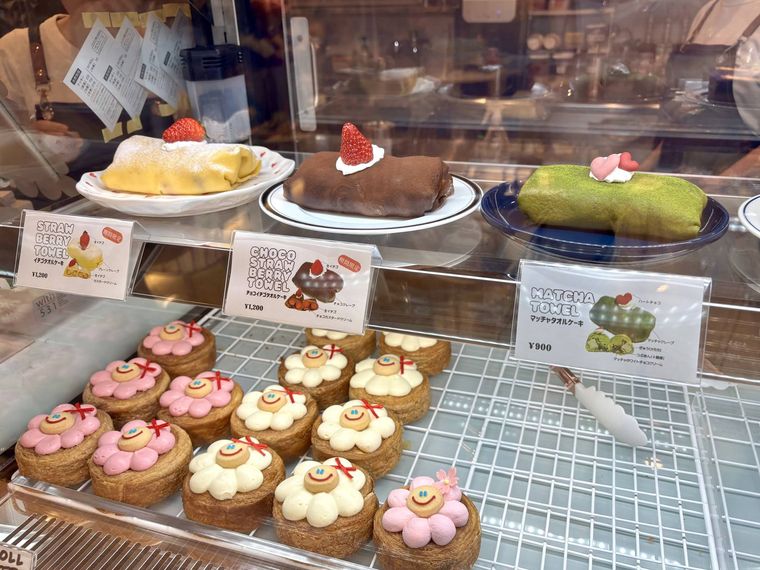 ショーケースの中のタオルケーキ