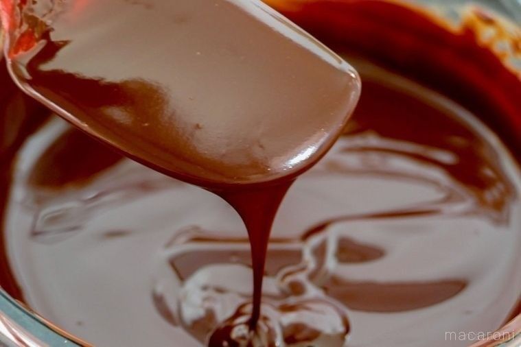 湯煎で溶かしたチョコレート