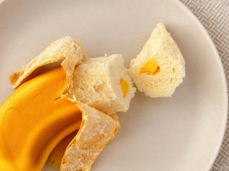 カットしたドン・キホーテの剥けるバナナパンが皿に盛り付けられている様子