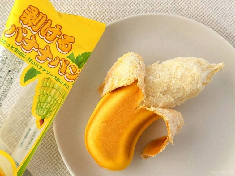 皿に盛り付けられたドン・キホーテの剥けるバナナパンとパッケージ