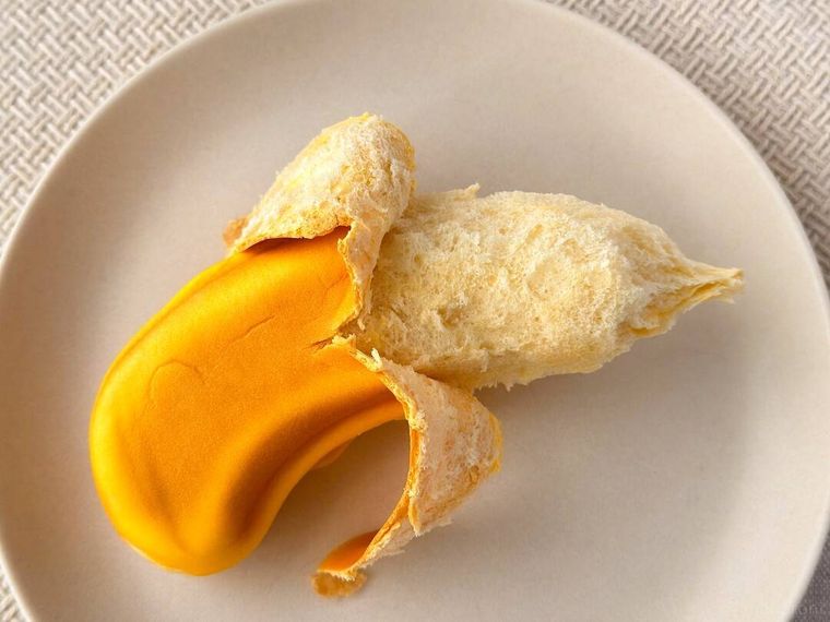 ドン・キホーテの剥けるバナナパンが白皿に盛り付けられている様子