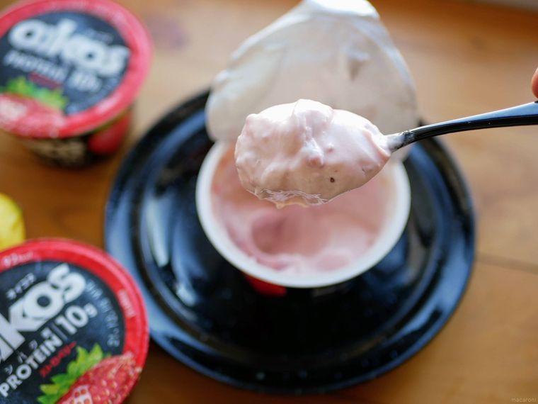 コストコのオイコスをスプーンでひと口すくったところ