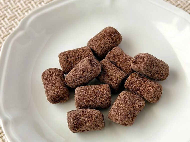 無印良品チョコがけマシュマロ ダークが皿に盛り付けられている様子