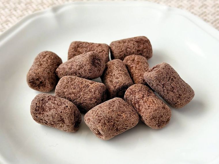 パッケージから取り出した無印良品チョコがけマシュマロ ダークが皿にのっている様子