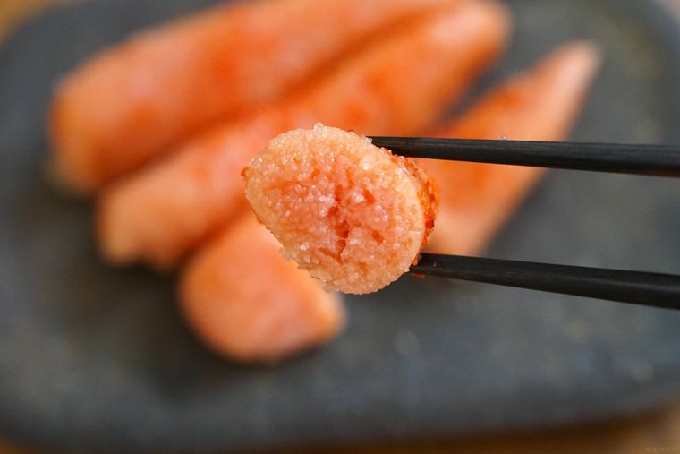 明太子を箸で持ち上げている