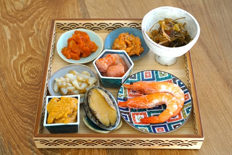 小皿に盛り付けたおつまみ