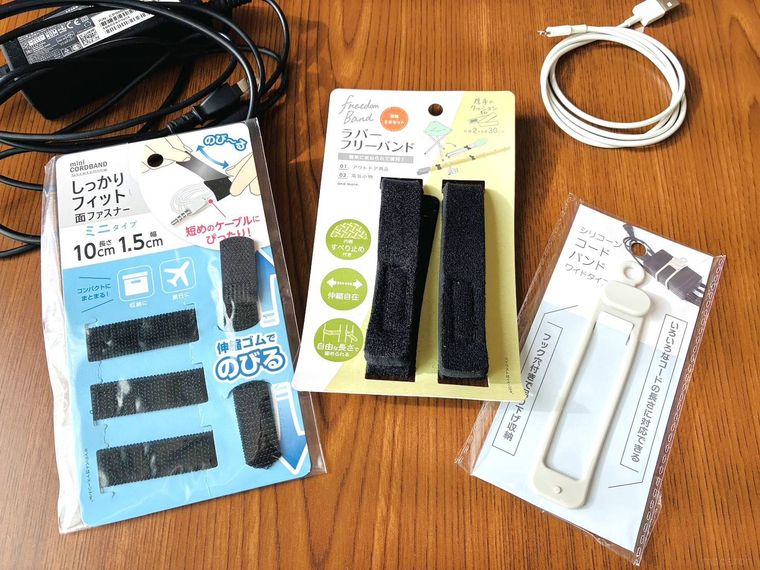 テーブルに置かれたセリアのゴムバンド3種類とコード2つ
