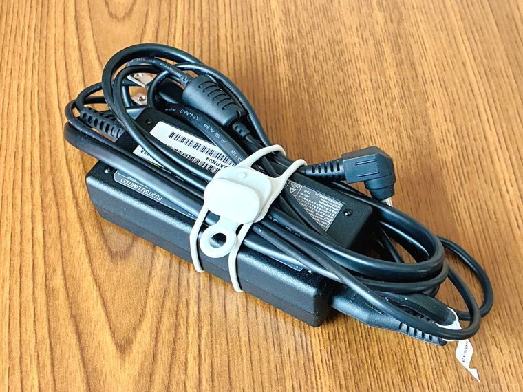 シリコーンコードバンドでまとめたPCのACアダプタとケーブル