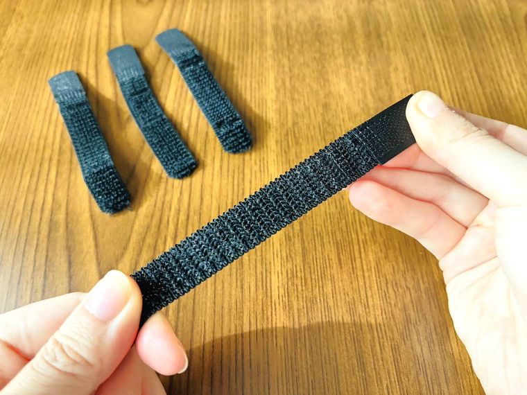 ミニサイズのコードバンドを持って伸ばしている