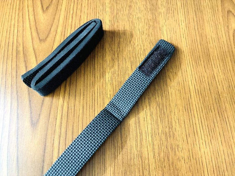 テーブルの上にある畳んだフリーバンドと広げたフリーバンド