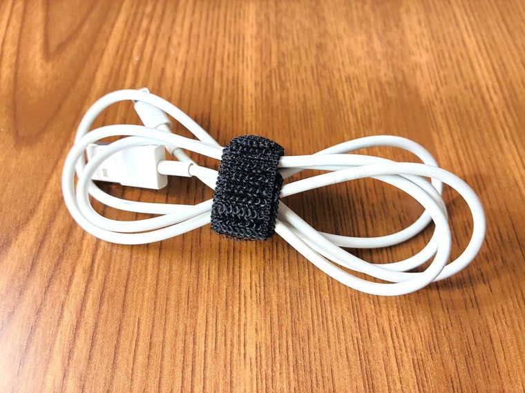 ミニサイズのコードバンドでまとめたUSBケーブル