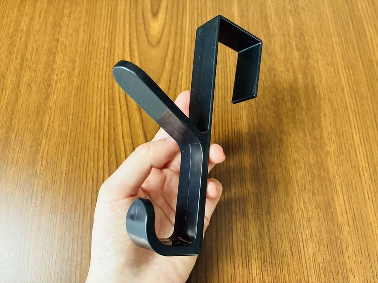 どこでもドアフックを手に持っている