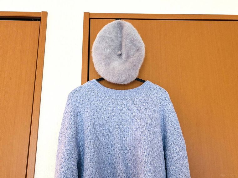 どこでもドアフックに掛けたニットとベレー帽
