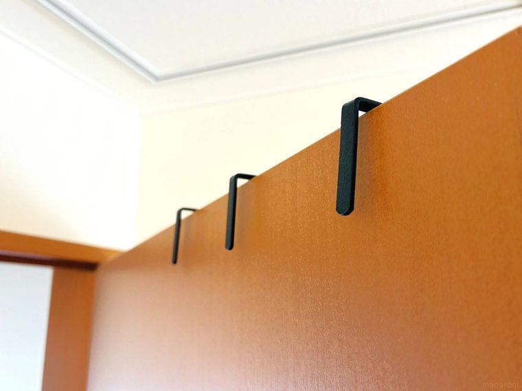 ドアに引っ掛けた3連のドアフックの裏側