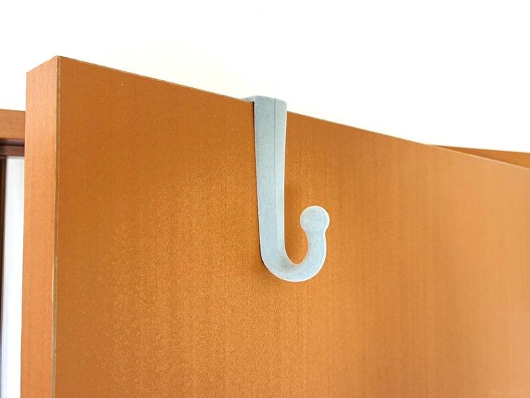 ドアに引っ掛けた水色のドアフック