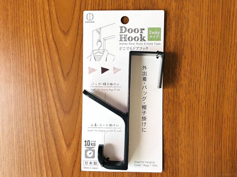 テーブルに置かれたどこでもドアフック