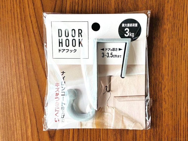 テーブルに置かれたドアフックのパッケージ