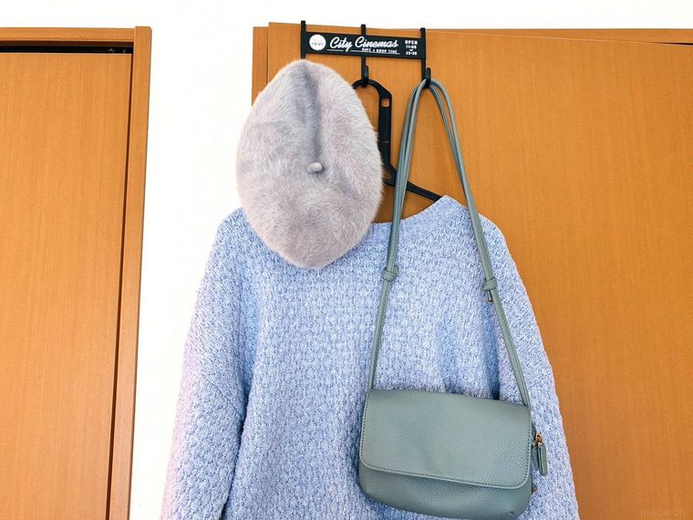3連のドアフックに掛けたニット、ベレー帽、ショルダーバッグ