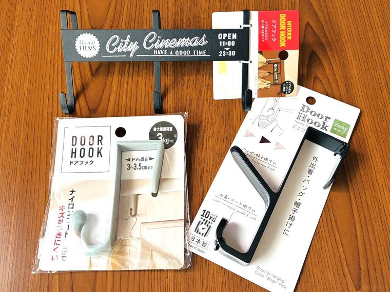 テーブルに並べたセリアのドアフック3種類