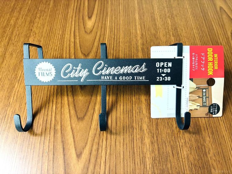 テーブルに置かれた3連のドアフック