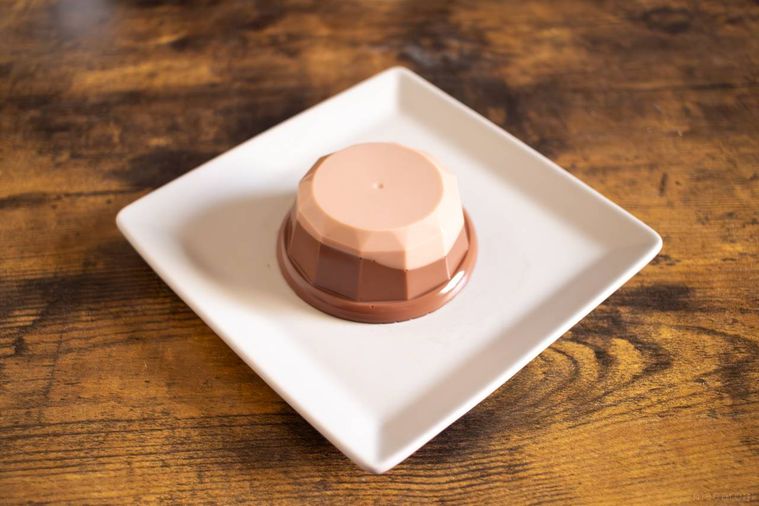 四角い白皿にのったふじや食品ショコラ胡麻どうふ