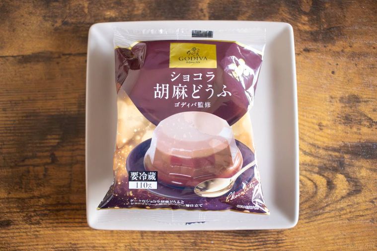 四角い白皿にのったふじや食品ショコラ胡麻どうふのパッケージ