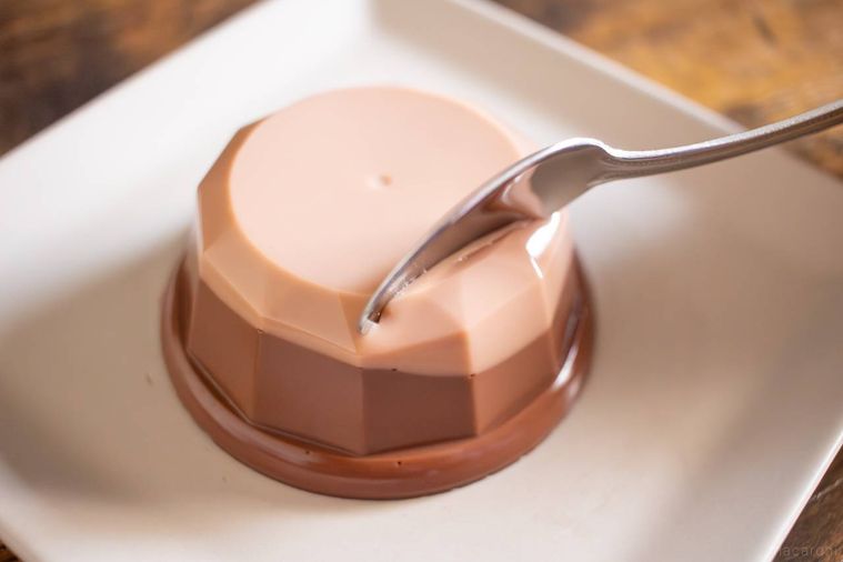 四角い白皿にのったふじや食品ショコラ胡麻どうふにスプーンを入れている