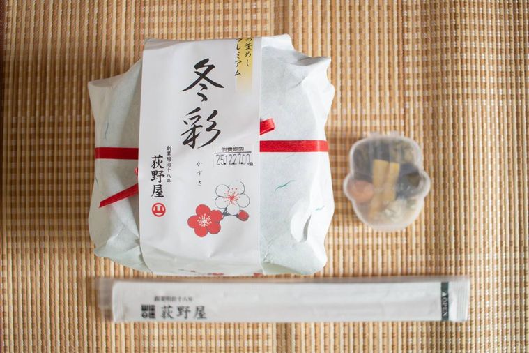 荻野屋峠の釜めしプレミアム冬彩と付属の漬物が並んでいる