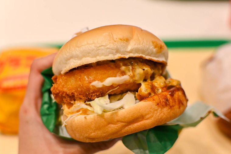 バーガーを持っているところ