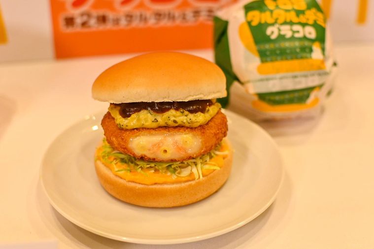 お皿にのったバーガー