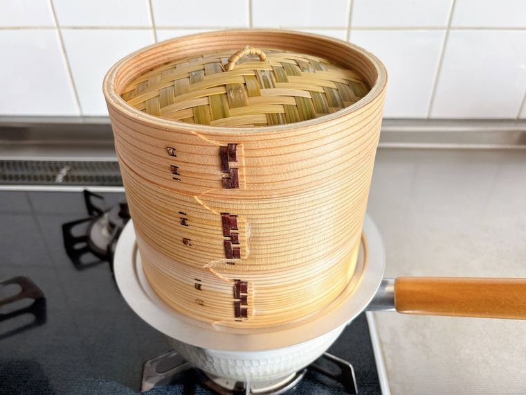 せいろを空蒸しする様子