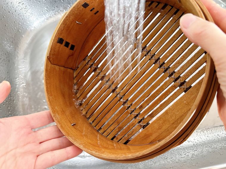 せいろを水で濡らす様子