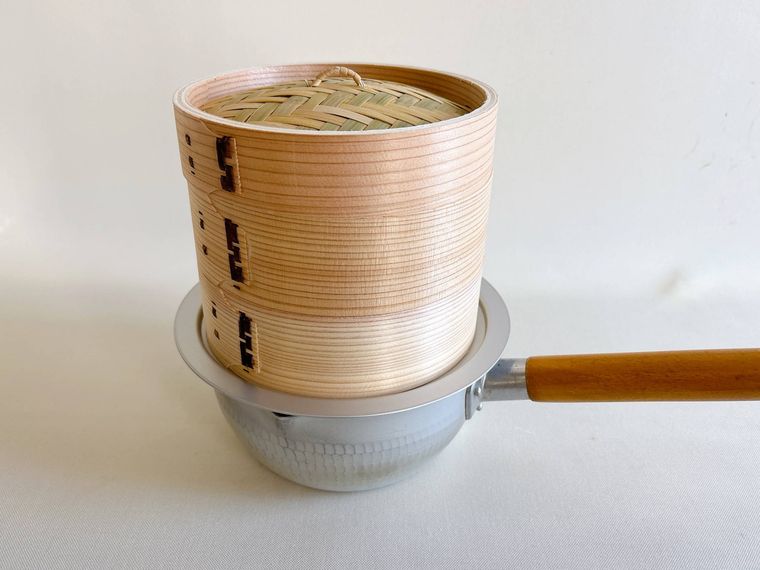 鍋に蒸し板をおきせいろをおいた様子