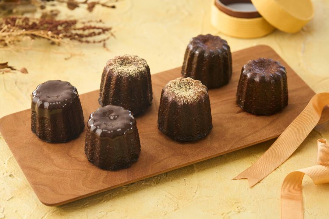 木製ボードの上に米粉カヌレが複数並んでいる