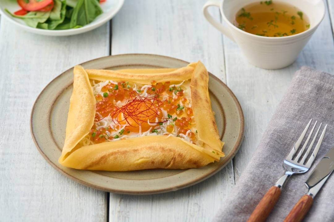 米粉の和風ガレットが器に盛られていて、傍らにスープやカトラリーが置かれている