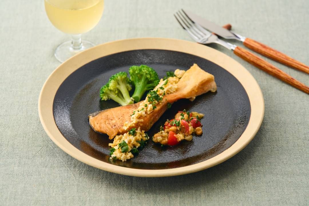 器に盛られた鮭の米粉ムニエル 和風ラビゴットソース