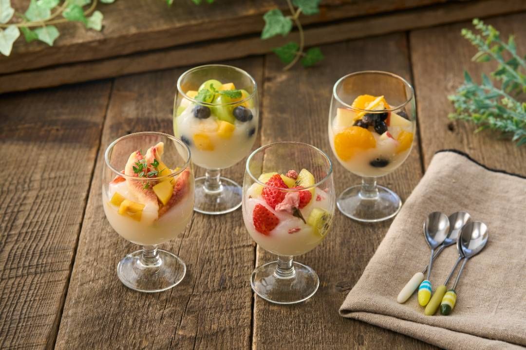 フルーツ餡が盛られた脚付きのグラスが複数置かれている
